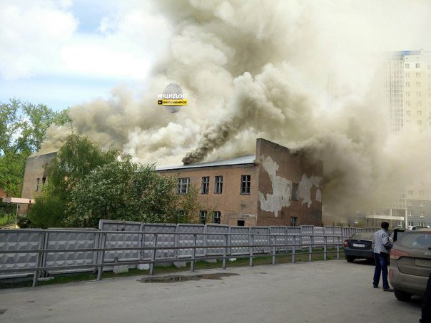 Здание загорелось на территории военного городка